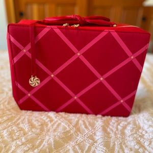 NWOT Pink and red Estée Lauder makeup bag with cute details.